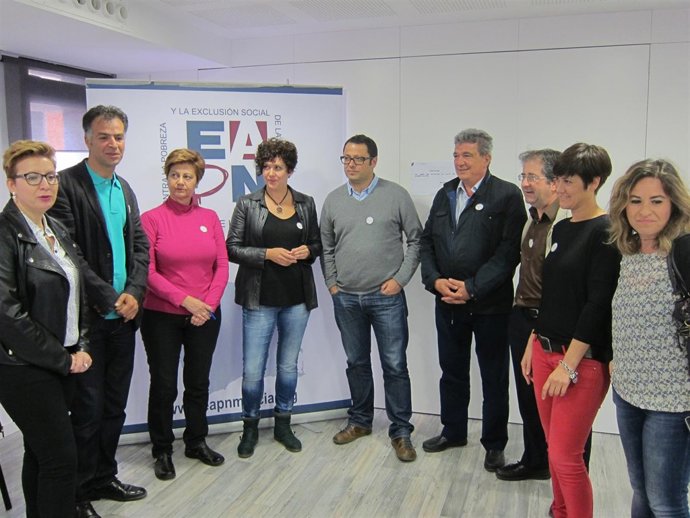 Los representantes de la EAPN-RM, con su presidente cuarto por la derecha