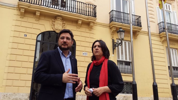 Ignacio Blanco y Rosa Pérez frente a la Diputación