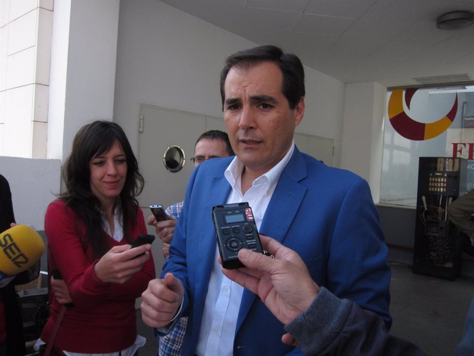 José Antonio Nieto atiende a los medios
