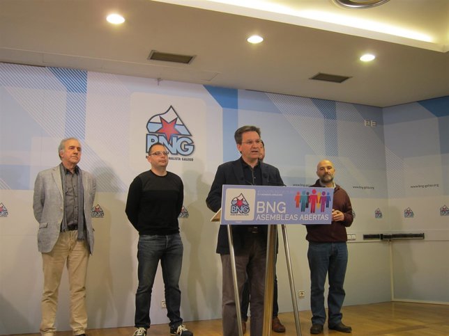 Xavier Vence en rueda de prensa con los candidatos simbólicos de Avión