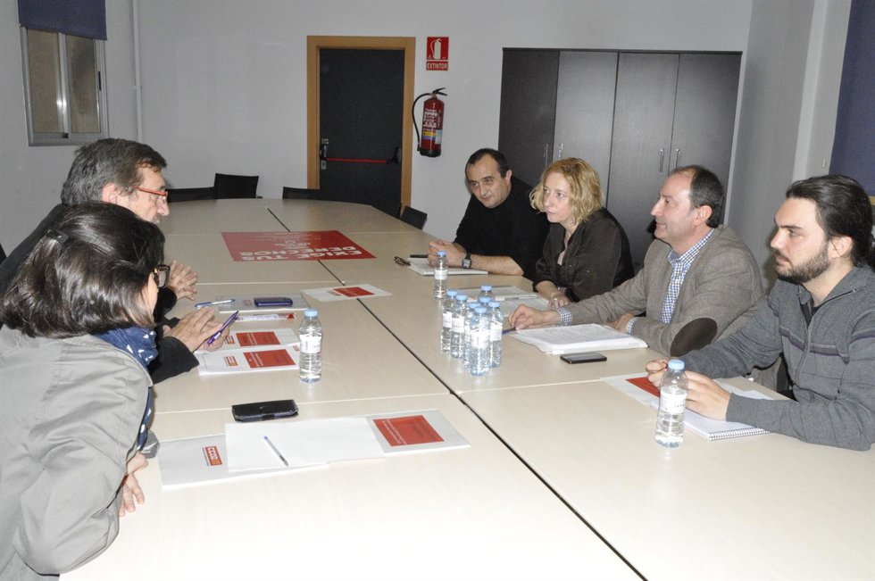 Luquin (IU) y Buey (CC.OO.) han debatido sobre las '67 propuestas'.