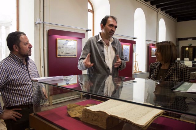 Gálvez y personal del Archivo en la muestra 'Documento del Mes' sobre Cervantes.