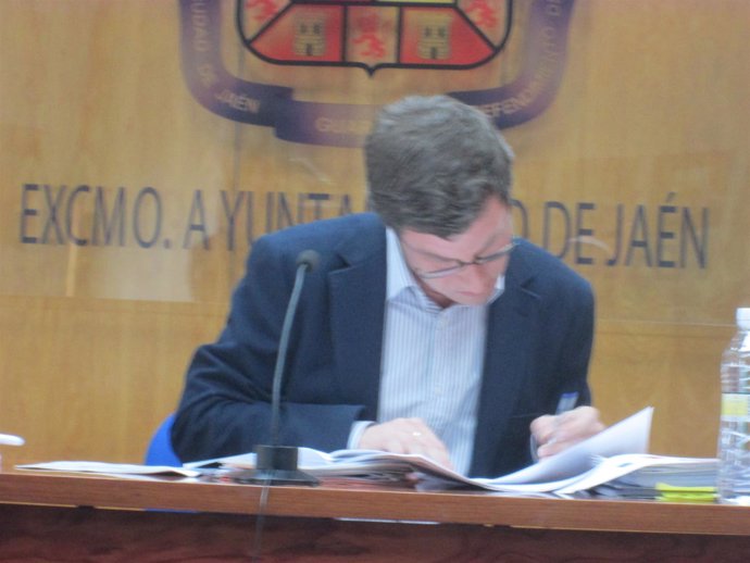 El concejal de Hacienda, Miguel Contreras, dando la liquidación de 2014