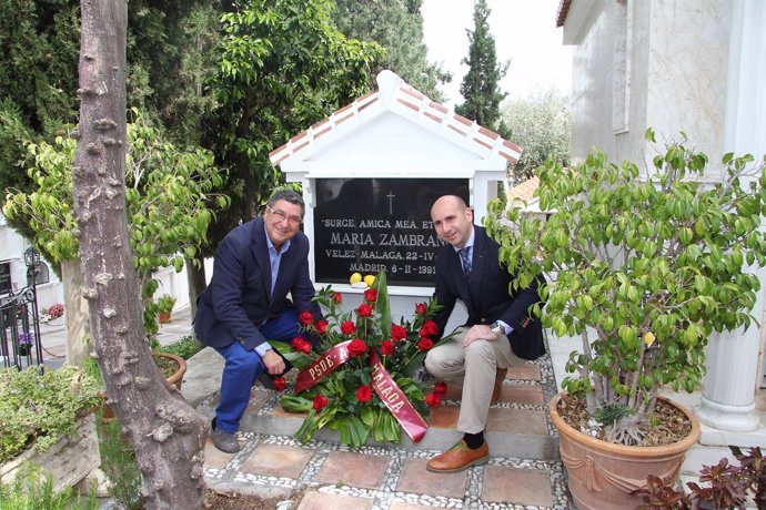 Antonio Moreno Ferrer, candidato PSOE en Vélez, y Conejo, ante tumba de Zambrano