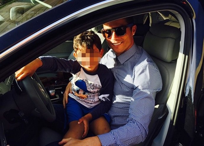 Cristiano Ronaldo recibe la suerte de su pequeño Cristiano Jr. 