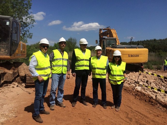 Quirós (centro) visita las obras el inicio de las obras en el Puente Mocho.