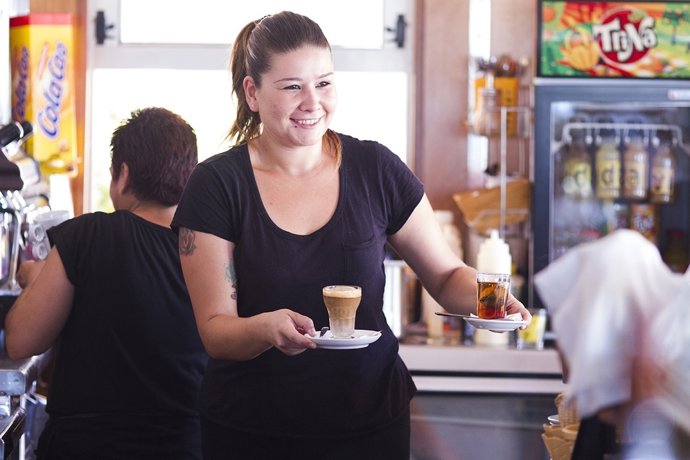 Premios Incorpora la Caixa. Persona en riesgo de exclusión trabajando. Camamera.