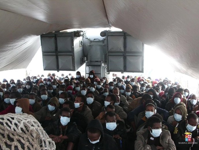 Inmigrantes a bordo del buque Chimera de la Marina italiana