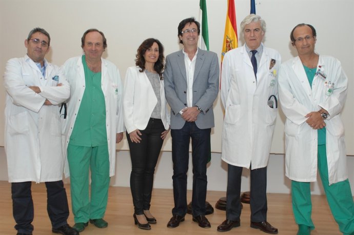 El subdirector médico (izda.), junto a cardiólogos del Reina Sofía 