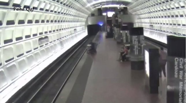 Hombre en silla de ruedas cae al metro