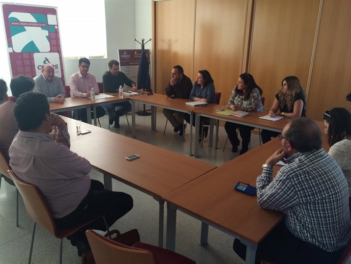 García (al fondo, centro) en la reunión en Cepes