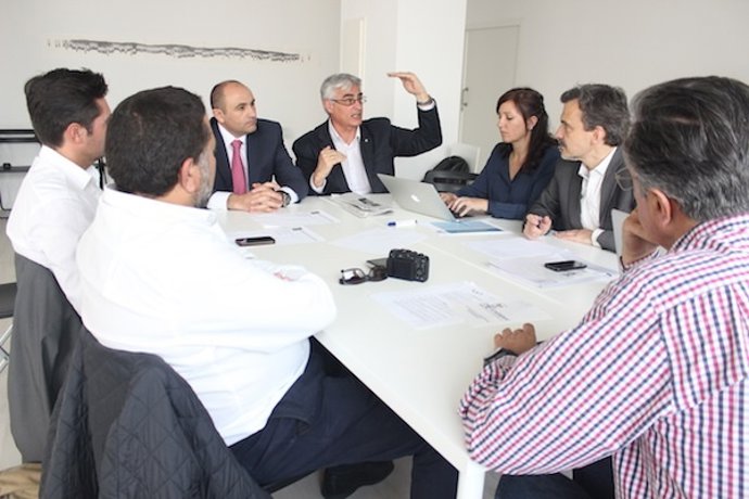 José Manuel López con los policías