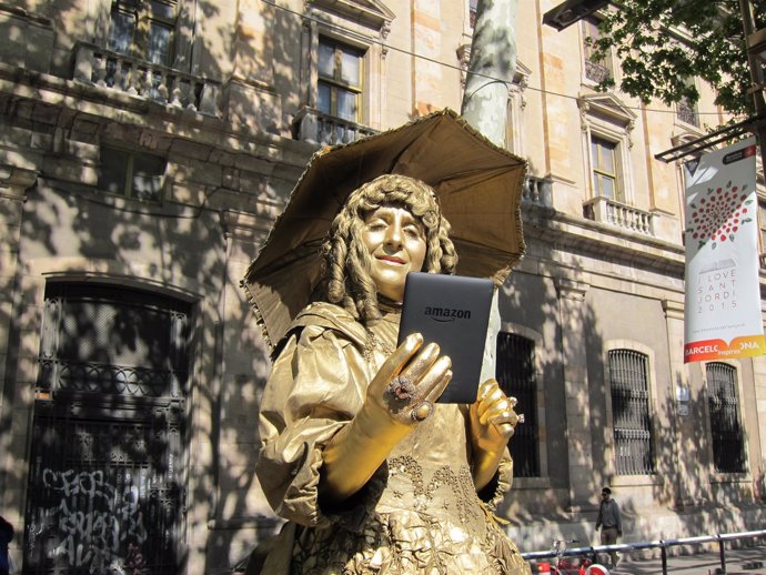 La dama de las camelias leyendo un Kindle