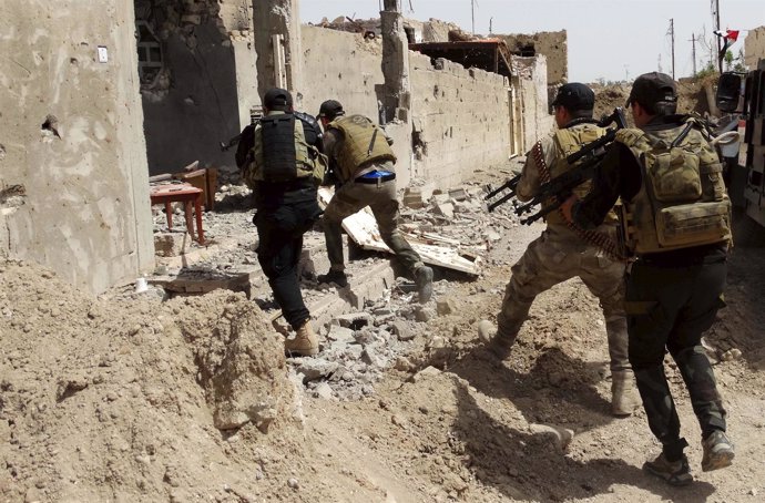 Soldados iraquíes patrullan contra el Estado Islámico en Ramadi (Irak)