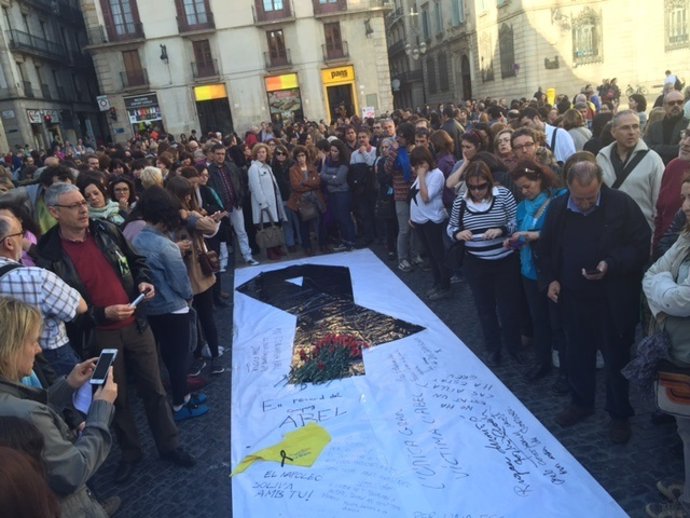 Minuto de silencio en homenaje al profesor muerto