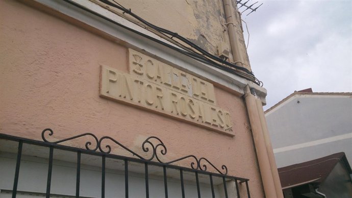 Letrero con símbolos franquistas en la calle Pintor Rosales, Almería. 