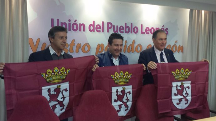 De izq. A drcha., Julio González Rivo, Luis Mariano Santos y López Sendino