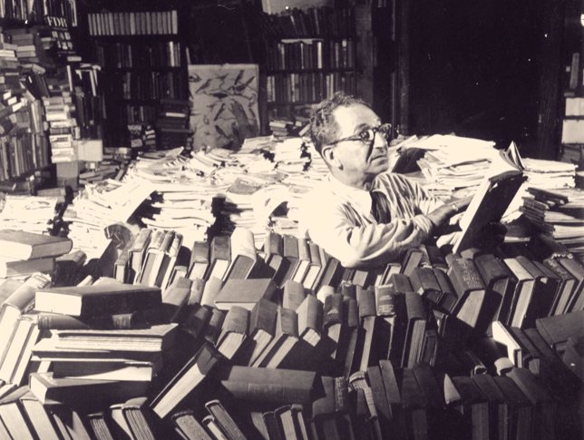 Circa 1955:  The American bookseller Henry C Roberts who believes himself to be 