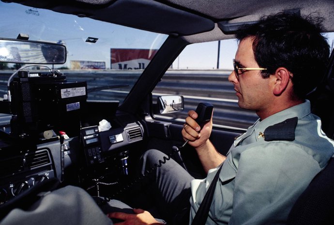 Guardia civil en coche patrulla con radar.