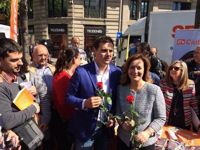 El líder de C's, Albert Rivera, junto a C.Mejías en Sant Jordi