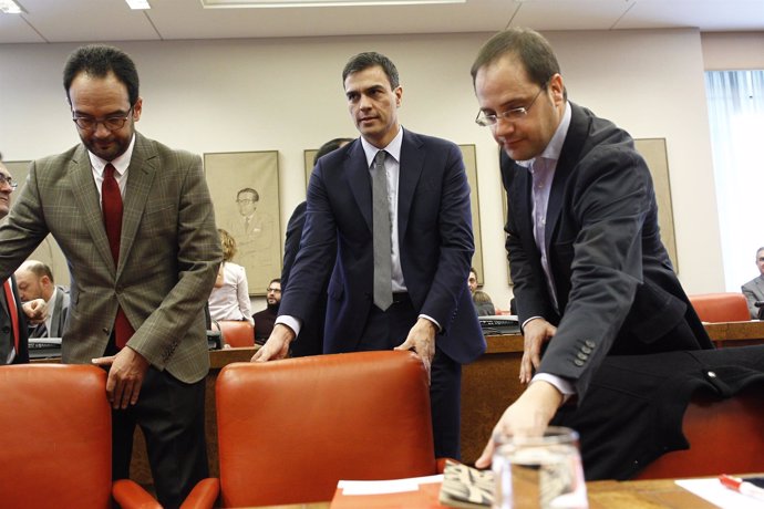 Antonio Hernando, Pedro Sánchez y César Luena en la reunión del grupo socialista