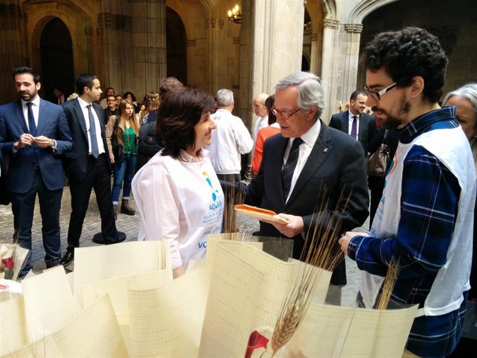 Xavier Trias visita los paradistas del patio del Ayuntamiento por Sant Jordi