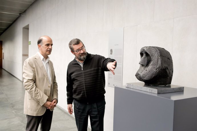 Alberto Catalán y Gregorio Díaz Ereño, con una escultura de Jorge Oteiza.