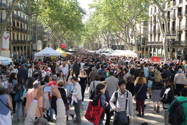 Miles de personas en la rambla de Barcelona durante Sant Jordi