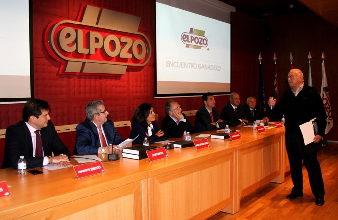 Más de 200 ganaderos se reúnen en ElPozo para debatir sobre la situación sector