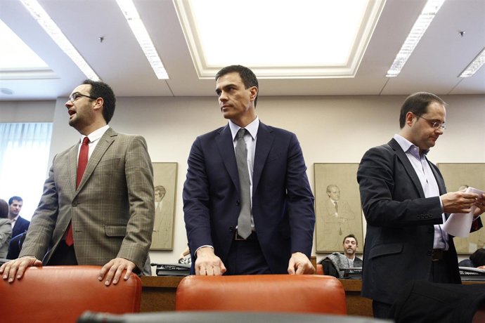 Antonio Hernando, Pedro Sánchez y César Luena en la reunión del grupo socialista