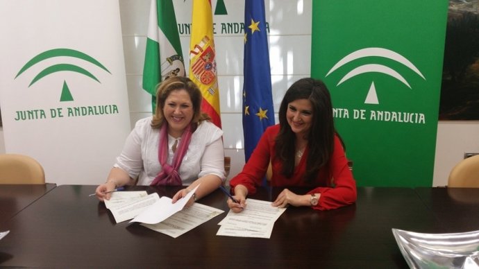 Jiménez y Caballero firman el acuerdo sobre maltrato infantil.