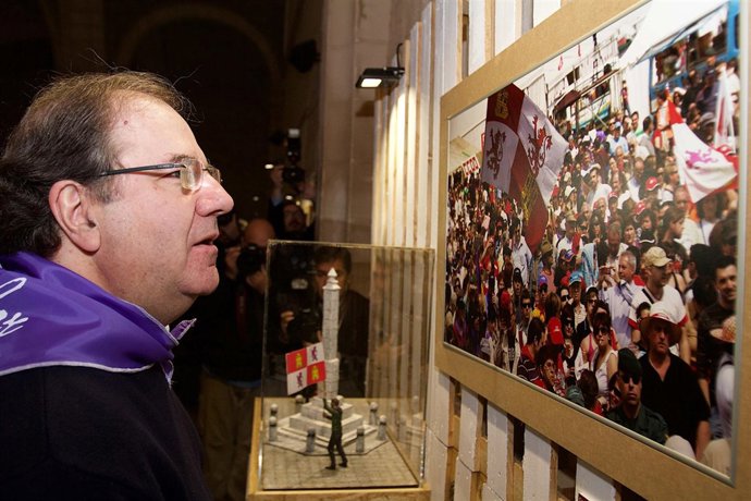 Juan Vicente Herrera visita una exposición en Villalar