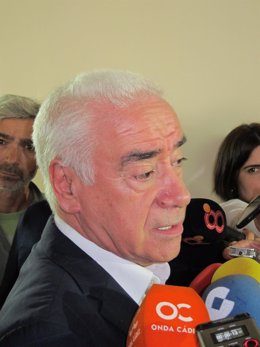 Alonso en declaraciones a los medios en Cádiz