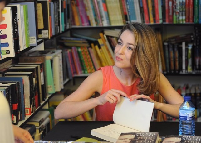 Silvia Abascal firmando un libro