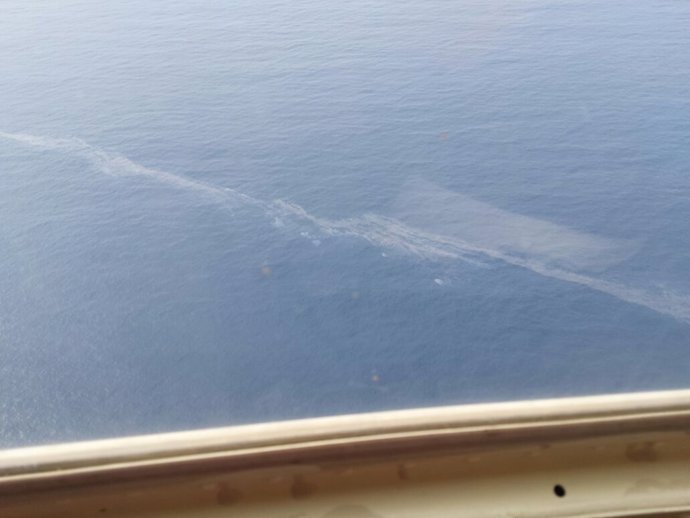 Vista aérea de la mancha que se acerca a Mogán tras el naufragio del Oleg