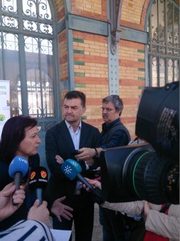 Maíllo atiende a los medios en Almería