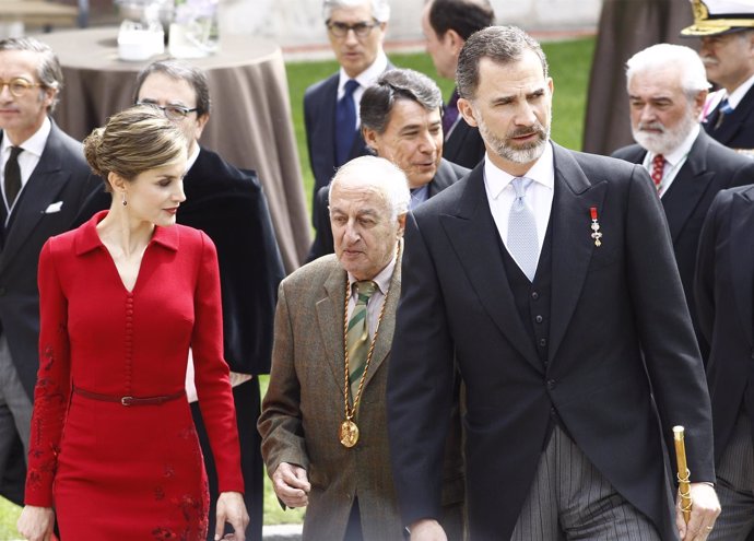 Los Reyes con Juan Goytisolo tras la ceremonia de entrega del Cervantes