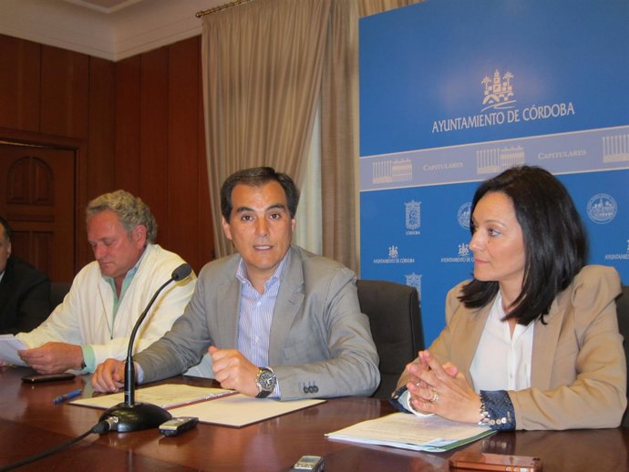 Nieto (centro), entre Velasco y Crespín