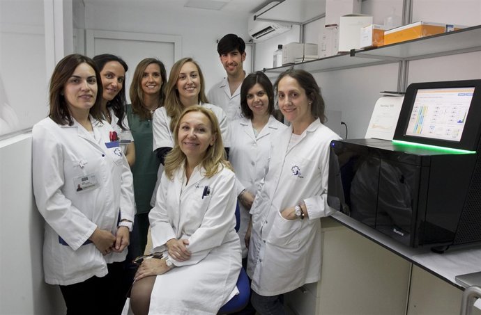 La doctora Carmen Ayuso y su equipo