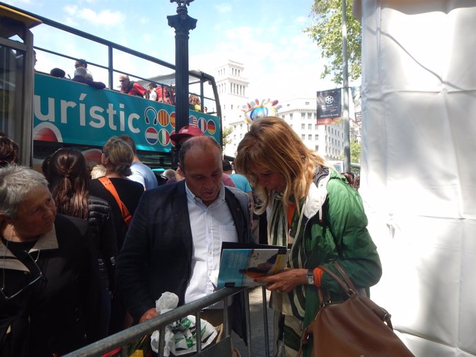 La escritora y periodista Pilar Eyre firmando el libro de un fan