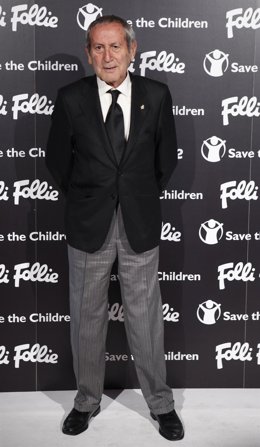 Posado Del Diseñador Elio Berhanyer