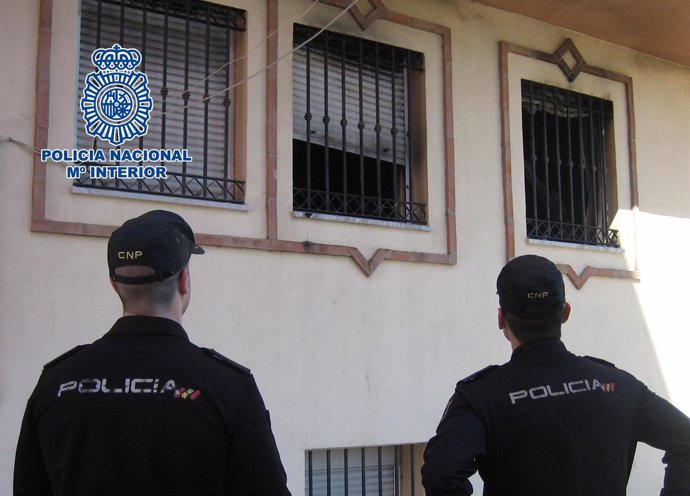 Dos policías nacionales actúan en incendio 