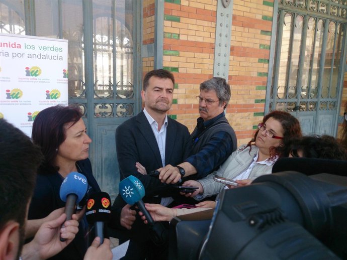 Maillo atiende a los periodistas en Almería