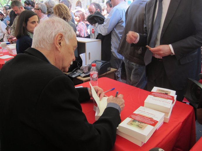 Eduardo Mendoza firma libros en Sant Jordi
