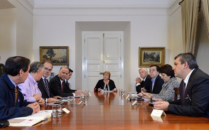 Bachelet reúne de urgencia a sus ministros por la erupción del volcán Cabulco