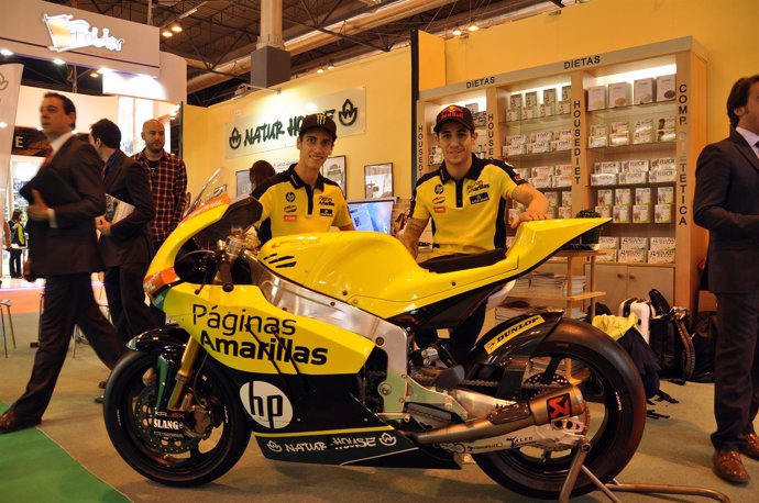 Álex Rins y Luis Salom firman autógrafos en el stand de Naturhouse