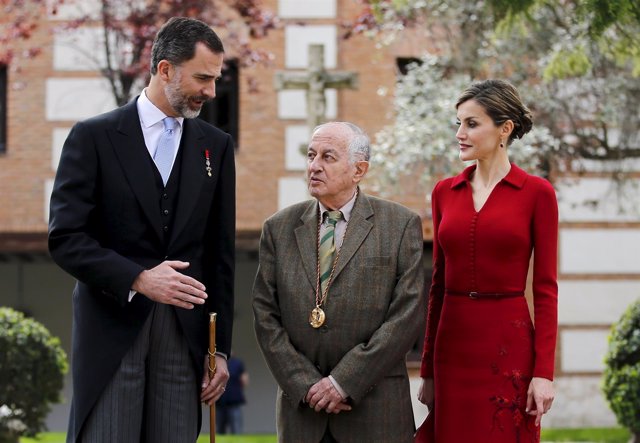 Los Reyes de España, Felipe y Letizia, con Juan Goytisolo. 