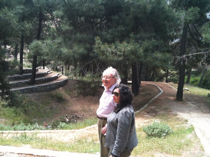 El hispanista francés Claude Couffon, con su mujer, en Víznar, en 2011