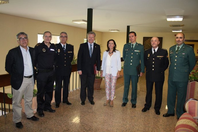 Primo Jurado y Sousa (centro) con los integrantes de la Junta Local de Seguridad