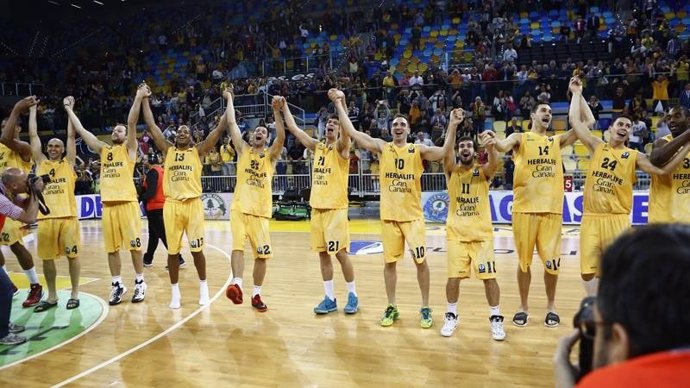 Herbalife Gran Canaria celebrando la victoria contra Unics Kazan